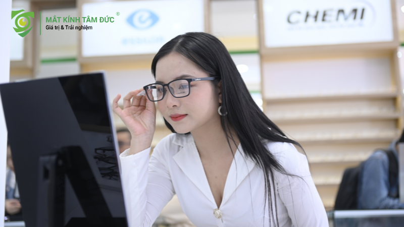 cach-chon-mat-kinh-theo-phong-thuy-2025