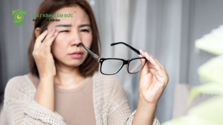 Bị choáng khi đeo kính mới có thể đi kèm chóng mặt nhức đầu và mỏi mắt