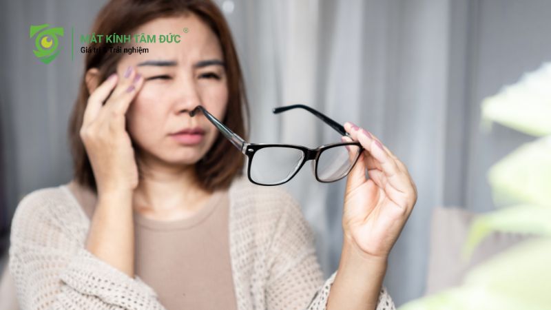Bị choáng khi đeo kính mới có thể đi kèm chóng mặt nhức đầu và mỏi mắt