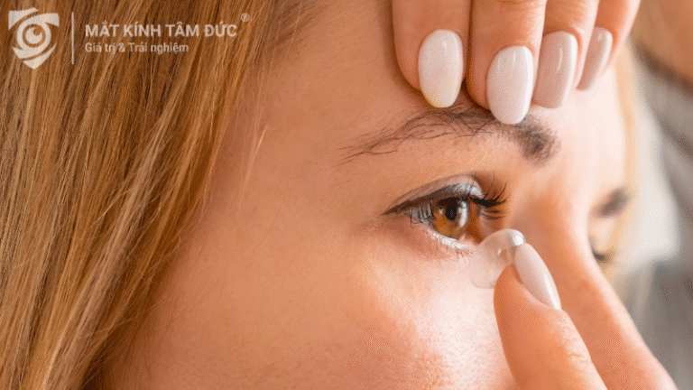 Người dùng đang chuẩn bị đeo lens
